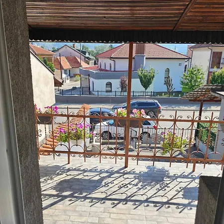 Apartman Edis I Elma Apartment *